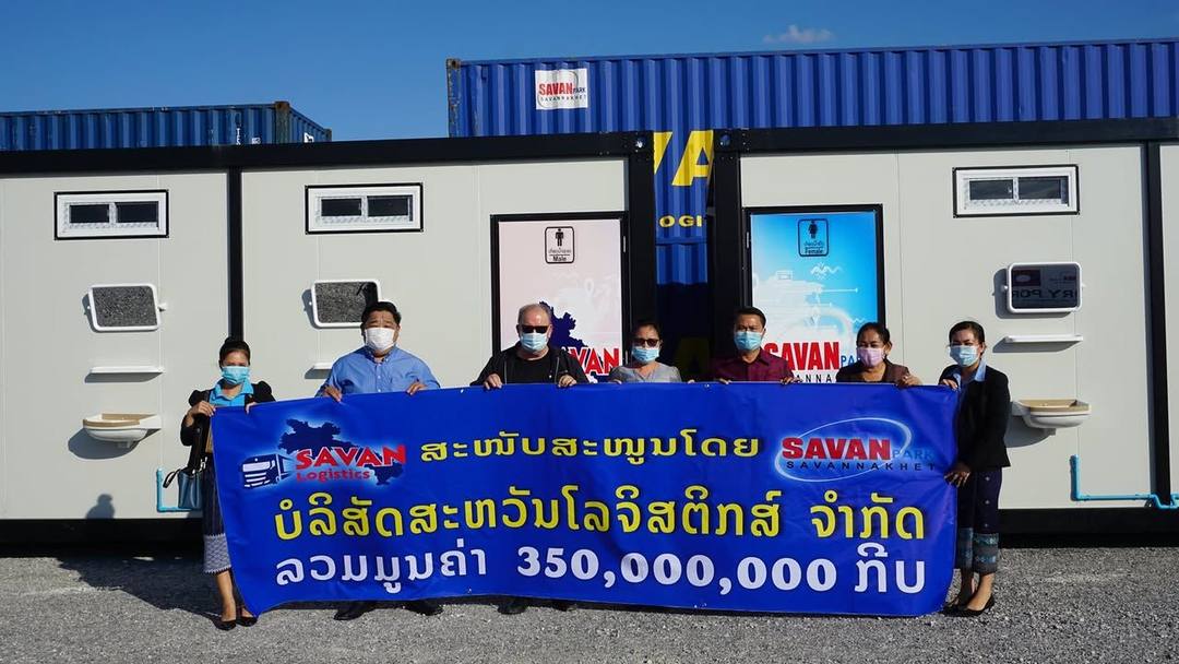 ພິທີມອບຮັບຢ່າງເປັນທາງການ "ຫ້ອງນ້ຳເຄື່ອນທີ່ ຈຳນວນ 10 ຫ້ອງ ລວມມູນຄ່າ 350.000.000 ກີບ" ເພື່ອນຳໃຊ້ຢູ່ທີ່ສູນກັກໂຕ ຫຼັກ4 ນະຄອ…