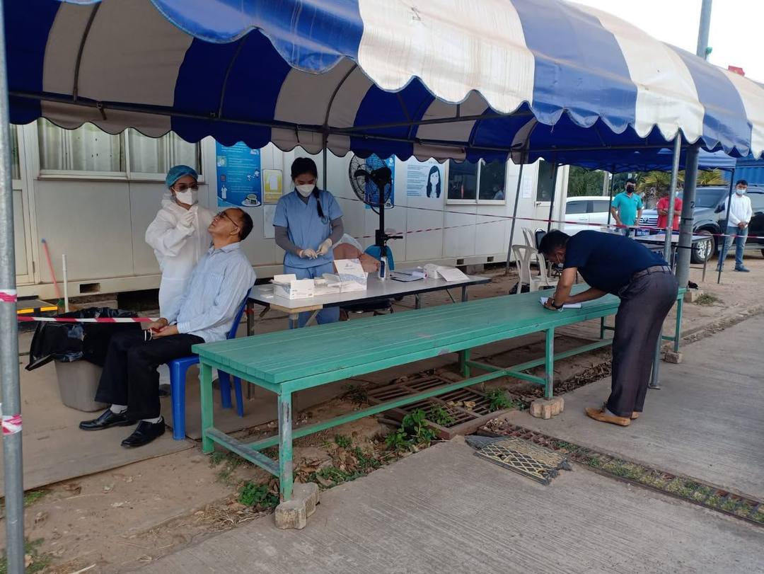ມາດຕະການປ້ອງກັນ ແລະ ຕ້ານການລະບາດຂອງພະຍາດ Covid-19 ຂອງ ສະຫວັນປາກ ກວດໂຄວິດ19 ໃຫ້ຄະນະທີ່ມາຢ້ຽມຢາມກ່ອນເຂົ້າເຮັດວຽກຮ່ວມກັນ — 2