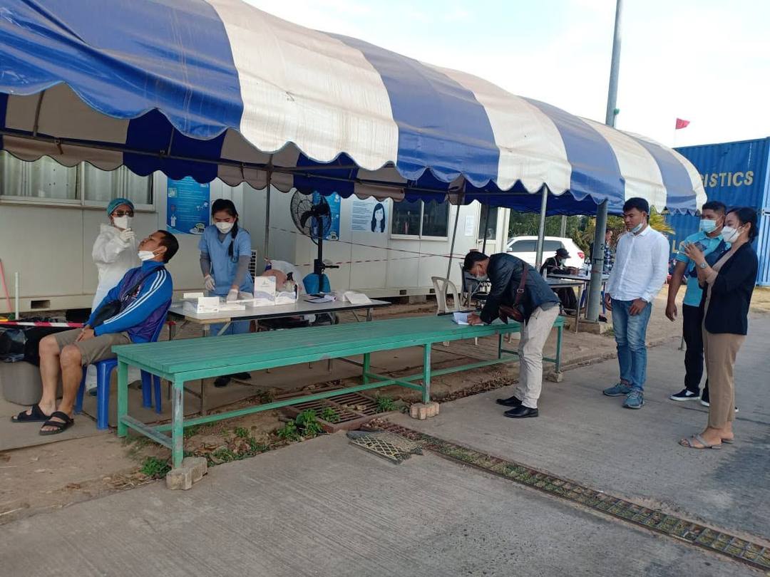 ມາດຕະການປ້ອງກັນ ແລະ ຕ້ານການລະບາດຂອງພະຍາດ Covid-19 ຂອງ ສະຫວັນປາກ ກວດໂຄວິດ19 ໃຫ້ຄະນະທີ່ມາຢ້ຽມຢາມກ່ອນເຂົ້າເຮັດວຽກຮ່ວມກັນ — 3